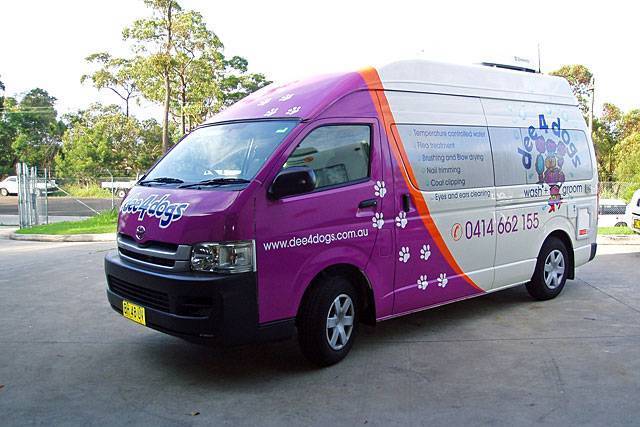 Dog grooming vehicle