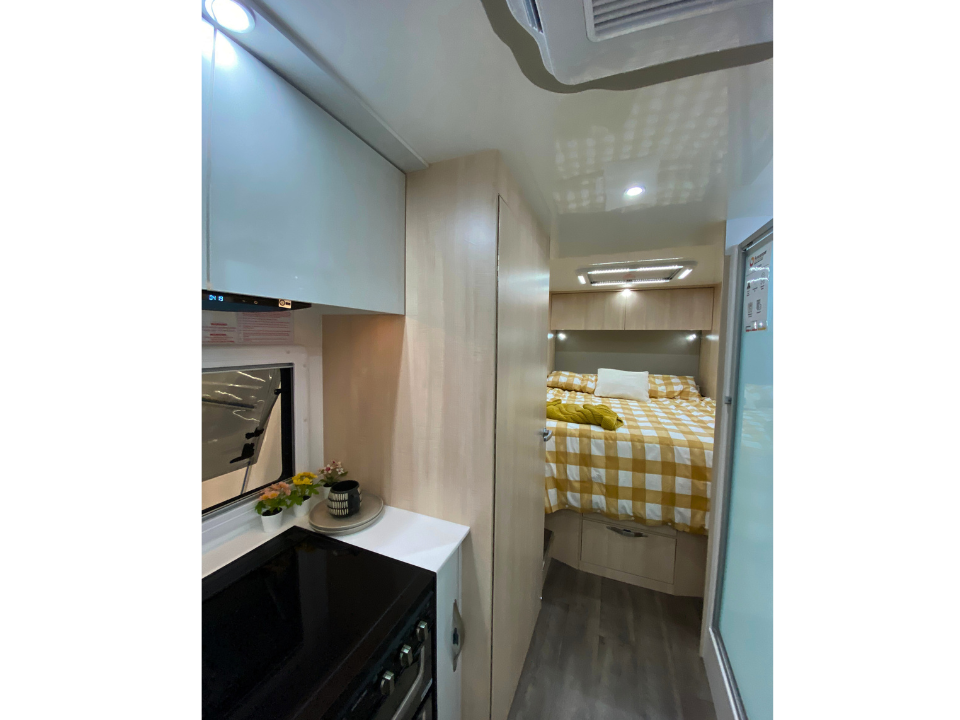 Sovereign Q-2 living area